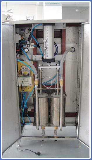 小型定量防冻液灌装机产品内部图：